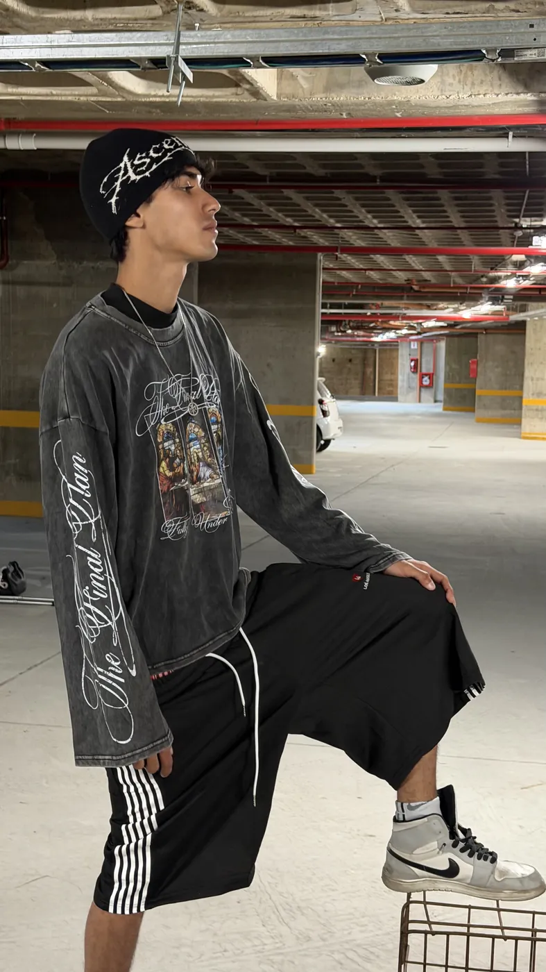 Manga larga The Final Plan y short deportivo negro, puestos.